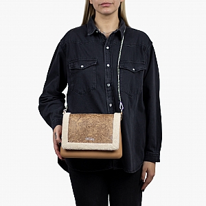 Жіноча сумка O bag glam | корпус бісквіт, фліп з текстурою мутон, ланцюжок